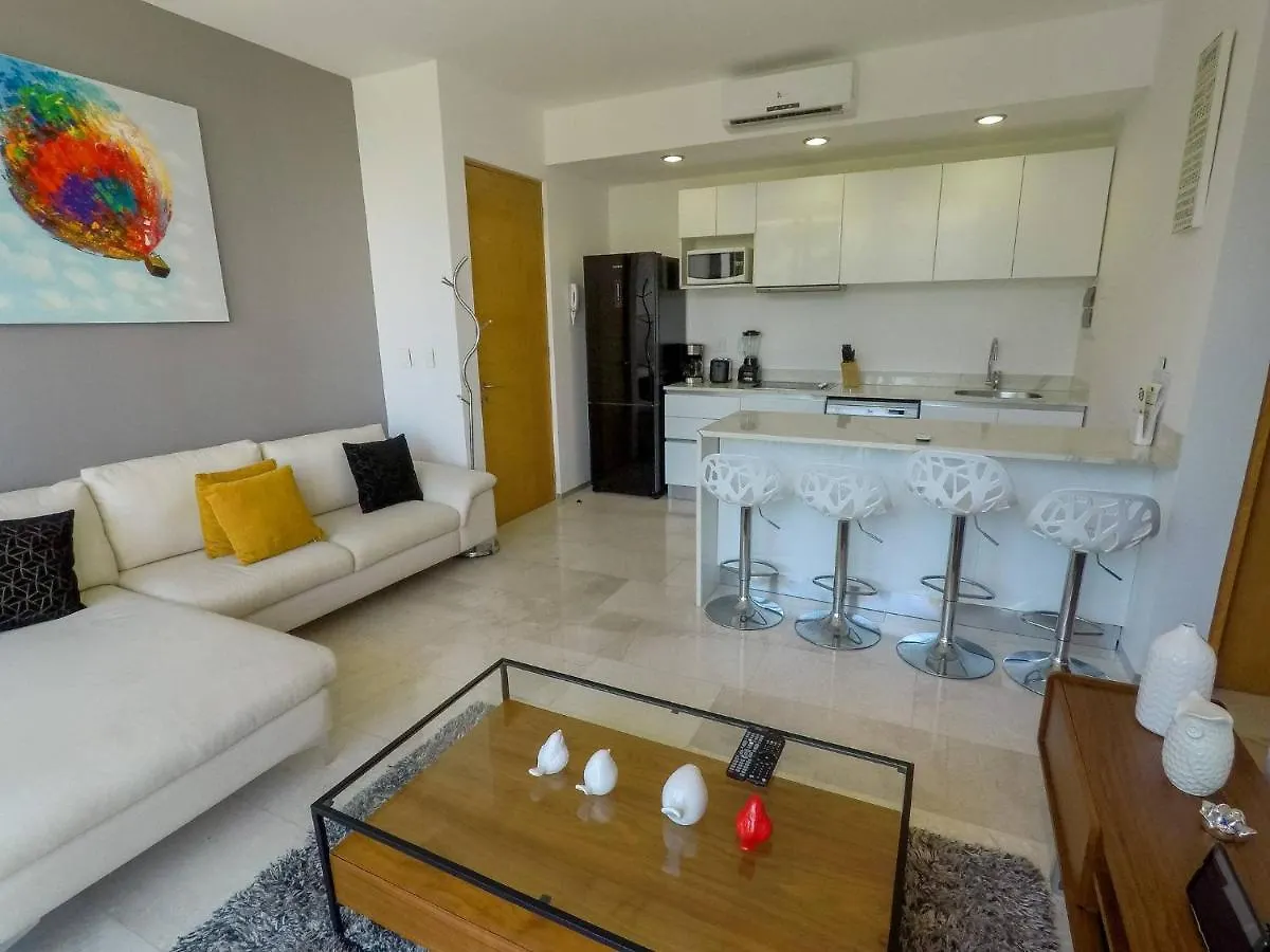 Lovely 1 Bedroom Apartment, 3 Blocks To Mamitas, Roof Pool Views, Bbq Playa del Carmen Mexico